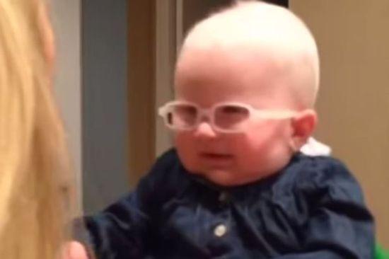 英國白化病兒童透過特制鏡片首次見親媽。