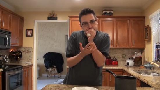 這名男子用手捏緊雞蛋，從窄口一吹，便能輕易把雞蛋吹出，而且不帶任何碎片。