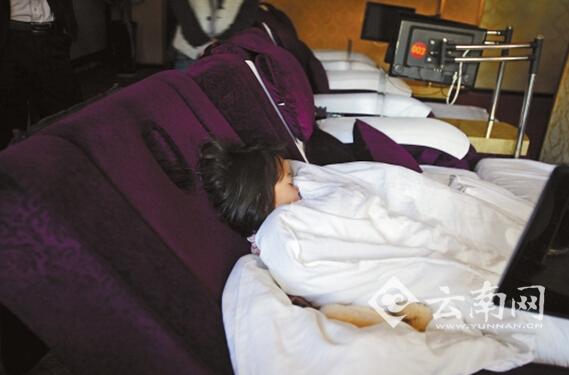 夜里，孩子就睡在沙發(fā)躺椅上。