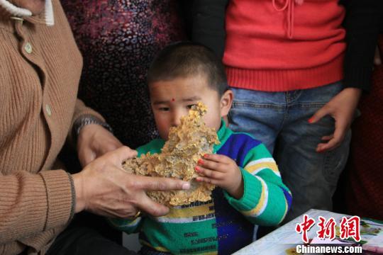 新疆青河縣一牧民上周意外撿到重7.85公斤公斤左右的一塊狗頭黃金，這塊黃金酷似中國地圖。