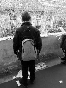 “娃在湖南上大學(xué)，馬上就要畢業(yè)了，所以我經(jīng)常在網(wǎng)上瀏覽咸陽(yáng)、西安的招聘信息，想讓他畢業(yè)后留在我和他媽身邊……”3月14日，秦都區(qū)人才交流中心在區(qū)政府二樓舉辦招聘會(huì)，一名50多歲的“求職者”吸引了不少人的目光。據(jù)悉，此次招聘會(huì)共有市內(nèi)外112家企業(yè)參加，提供就業(yè)崗位3200個(gè)。