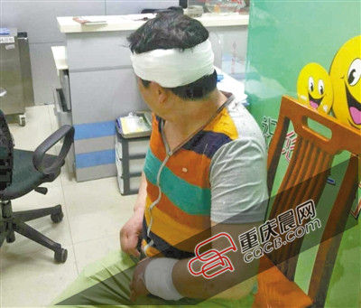 昨日，受傷的游客譚先生在醫(yī)院接受治療。