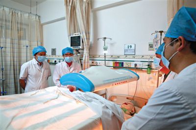 受傷醫(yī)生覃某正在進行治療。昨日上午，醫(yī)生覃某在醫(yī)院乘電梯期間，被一名患者潑汽油并點燃，致重度燒傷。圖/CFP