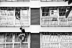 小偷盜8樓被發(fā)現 欲逃被圍堵蹲4樓防盜窗7小時