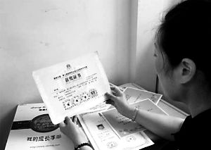 思念小寶的時候，李女士就一遍遍整理孩子留在家里的物品。