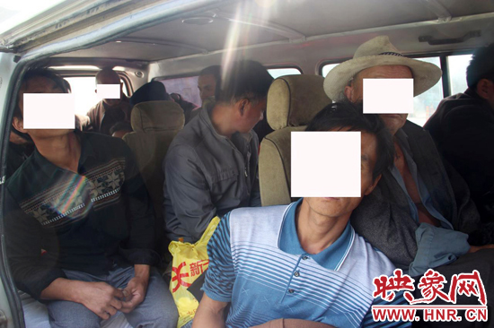 一輛8座的面包車竟然擠進17個人。