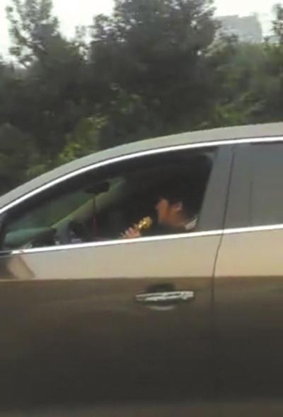 成都一女司機(jī)開車K歌遭查 不忘與對(duì)面司機(jī)互動(dòng)