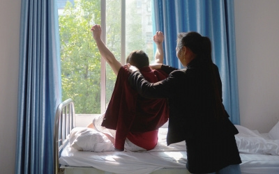 出院前，窗外透進(jìn)一道陽光，打在他的身上。