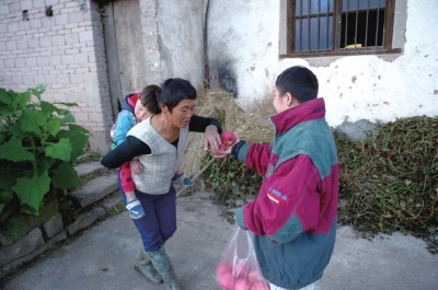 看到他遞來蘋果，村人尷尬地笑笑，婉拒了。