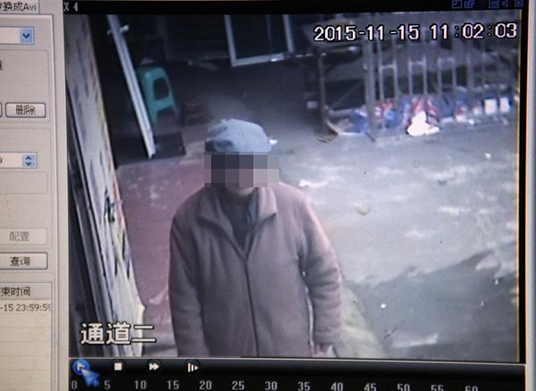 2015年11月17日，鄰居家的監(jiān)控在事發(fā)當(dāng)天拍到老人生前遺像。澎湃新聞?dòng)浾?雍凱 圖