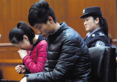 昨日，因殺死自己的親生兒子，被告人王某受審，其男友喬某則因涉嫌幫助毀滅證據(jù)罪受審。