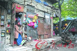 阿姨看著大家清理她堆積的垃圾。廣州日報記者李波 攝