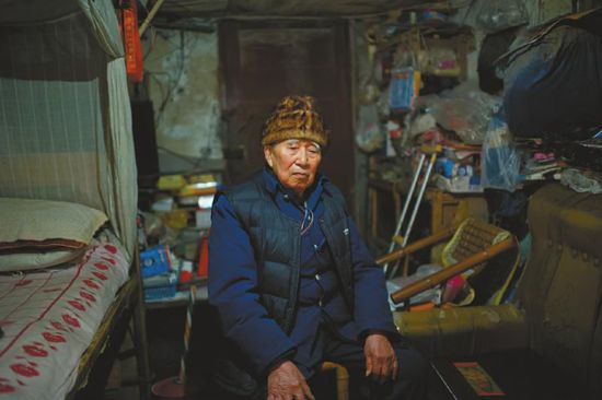 1月14日，成都五塊石車站附近，廖弟友在家接受記者采訪。