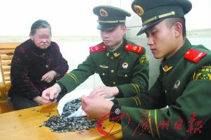 手機(jī)內(nèi)存卡因體積小、價值高，成為水客走私的“新寵”。圖為邊防官兵正在清點(diǎn)走私物品。