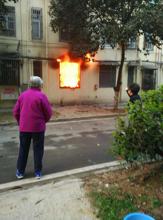 老太疑因吸煙引燃被褥命喪火海 子女熟睡未察覺(jué)