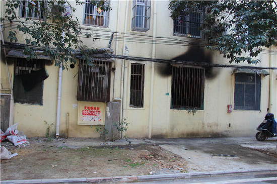 老太疑因吸煙引燃被褥命喪火海 子女熟睡未察覺(jué)