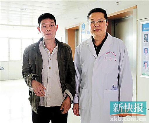 黃式水與增城區(qū)人民醫(yī)院醫(yī)生合影。 通訊員供圖