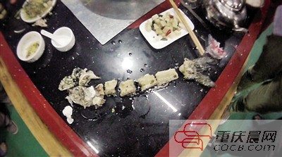 拼出魚骨，推斷魚沒有3斤8兩。 本報記者 平索茜 攝