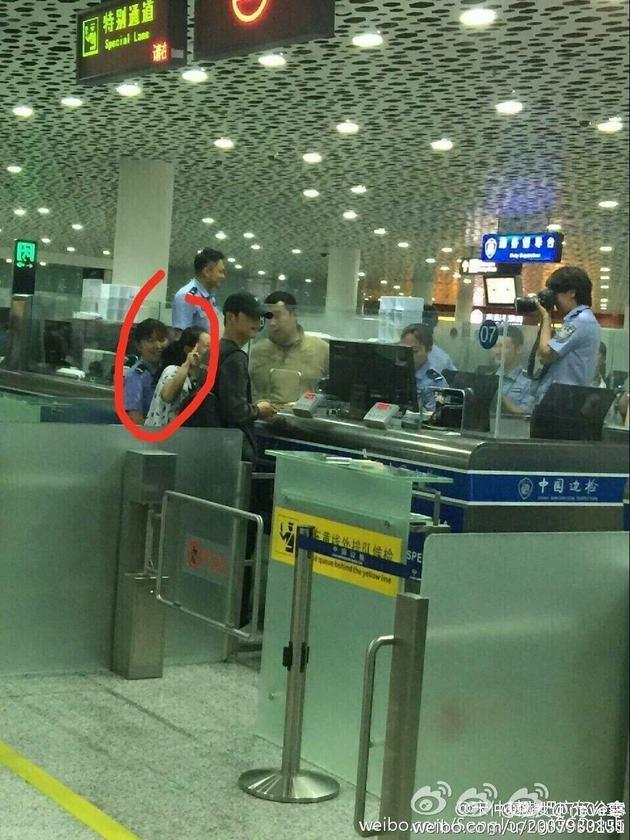 網(wǎng)友在得知此事后，紛紛炮轟上傳照片的人，認為該舉動嚴重侵犯了一人的隱私，涉嫌犯罪