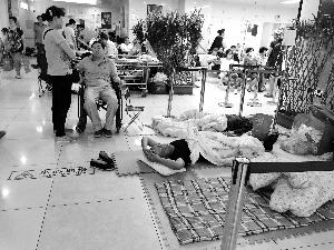 協(xié)和醫(yī)院門外商販出租的床，12小時(shí)500元。