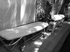 天壇醫(yī)院外商販出租的床，一天350元。汪慧賢/攝