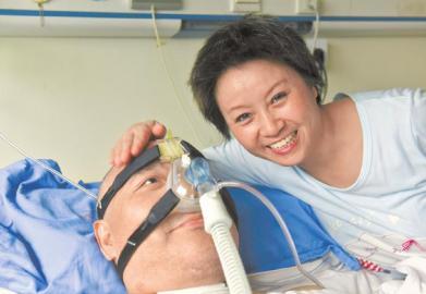 一年多來(lái)，楊曉華陪伴著臥病在床的男友，一日三餐悉心照料，毫無(wú)怨言。