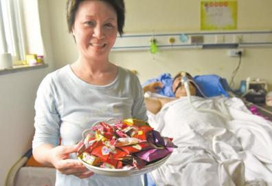 下周三兩人有望拿到結(jié)婚證，21日，喜氣洋洋的楊曉華已經(jīng)準(zhǔn)備好了喜糖。