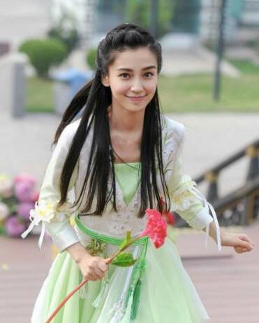 但是和倪妮站在一起，黑了一個(gè)色號，整個(gè)人都有點(diǎn)黯淡了。