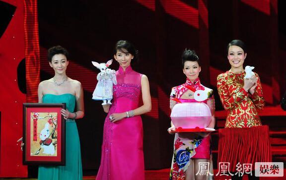 一直覺得長得奇怪的景甜，跟劉天仙的合影，竟然還不錯(cuò)。