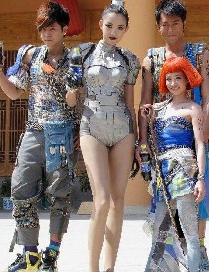 在張梓琳面前，章子怡的胸才到人家腰線的位置……