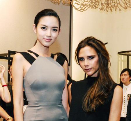 你說那是因?yàn)樨惿┨?？那我們換個(gè)人看看？