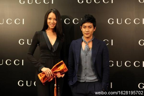 最右竟然是何韻詩，信號滿格……