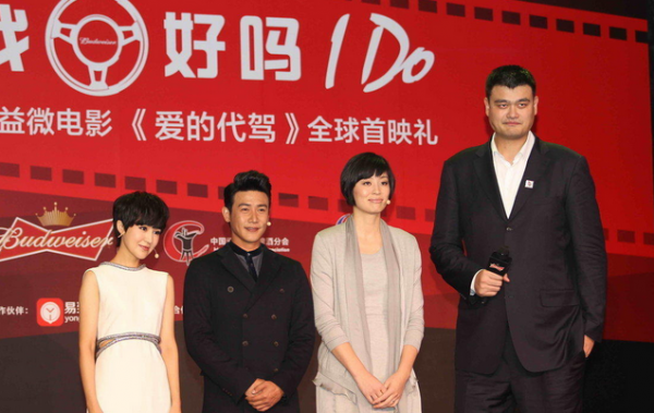 易建聯(lián)與姚明的合影本來好好的，丁俊暉一出現(xiàn)，立馬變“深V”，心疼小暉一秒