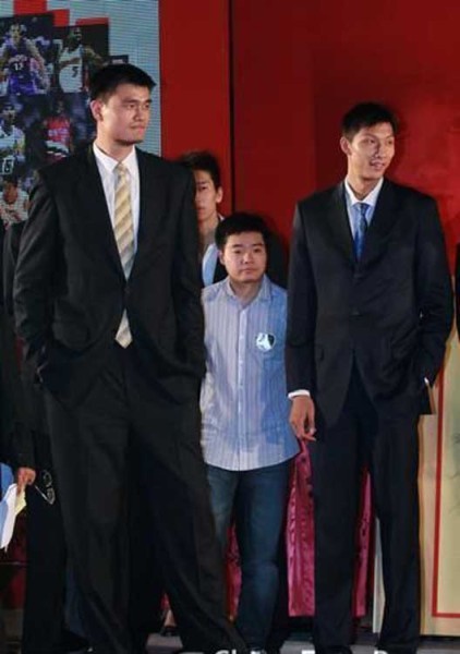 鄧超夫婦以及于嘉、林書豪，放在人群里都是不錯(cuò)的身高，顯然，他們選錯(cuò)了參照物。