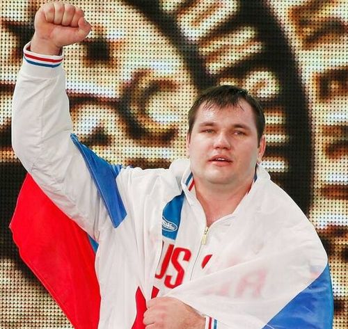 圖為2015年11月28日，阿列克謝·洛夫切夫在2015舉重世錦賽男子105公斤級(jí)頒獎(jiǎng)儀式上慶祝。