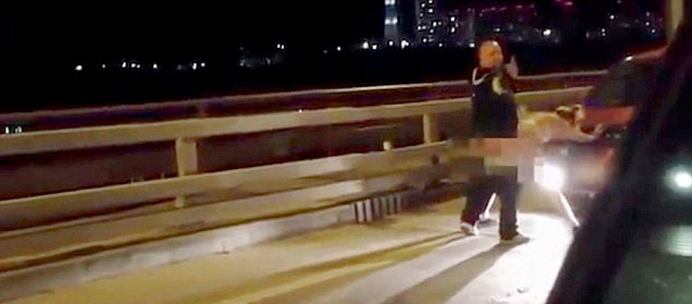 許多人拍攝到這對夫婦在引擎罩上“表達愛意”的方式，而男子甚至轉過頭來看鏡頭。（視頻截圖）