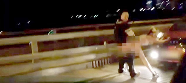 盡管許多人圍觀，但這對夫婦似乎對于露天表演毫不在意。（視頻截圖）