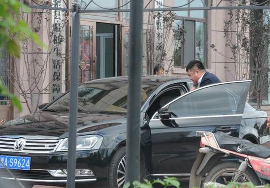 程海濤局長駕駛的假牌車，停在縣低保局門前