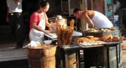 大叔賣油條月入兩萬(wàn)