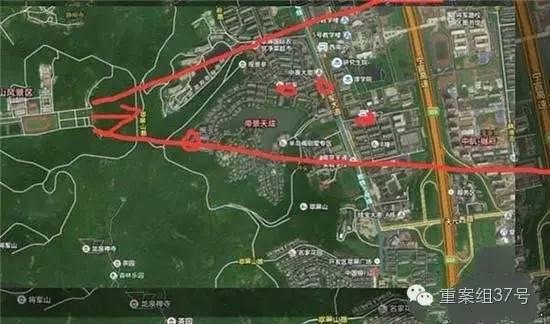 射擊場子彈射出方向（紅箭頭）有多個居民小區(qū) 。 圖片來源：交匯點新聞