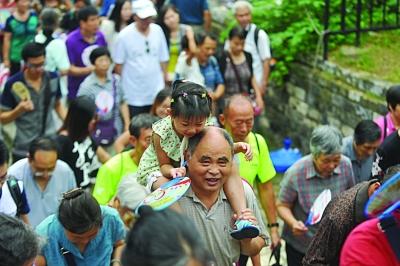 　　昨天不少老人帶著孫子孫女參加活動(dòng),明城墻對(duì)南京人而言,更多的是一種傳承。