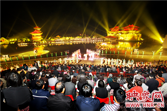 世界旅游城市市長(zhǎng)論壇與會(huì)嘉賓赴清明上河園考察