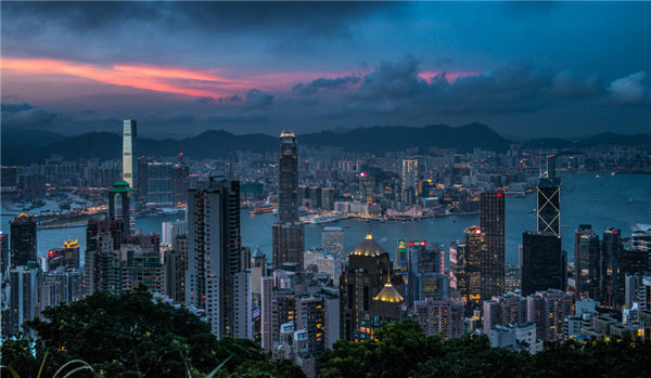 不要溫和地走進(jìn)那個良夜 因為夜太美！