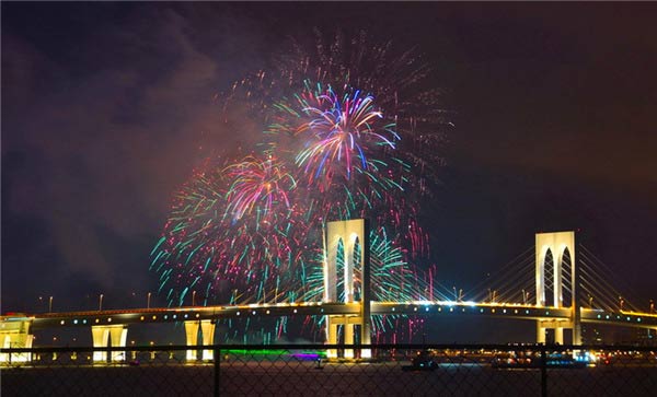 不要溫和地走進(jìn)那個良夜 因為夜太美！