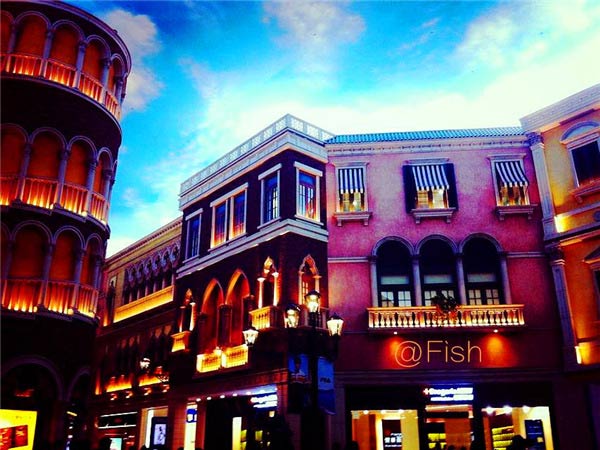 不要溫和地走進(jìn)那個良夜 因為夜太美！