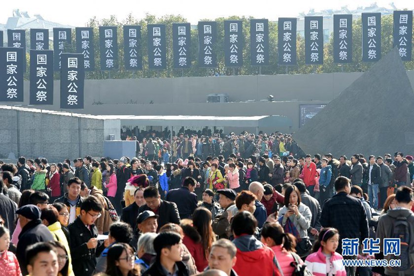 12月14日,參觀者在南京大屠殺遇難同胞紀念館參觀?！　⌒氯A社記者孫參攝