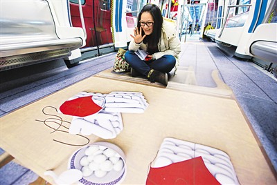 圖為試乘乘客流連忘返。