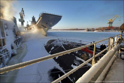 資料圖：2011年冬天正在進(jìn)行最后改裝的戈?duì)柺部品蛱?hào)航母。