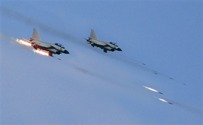 戰(zhàn)機(jī)對地攻擊。劉應(yīng)華攝