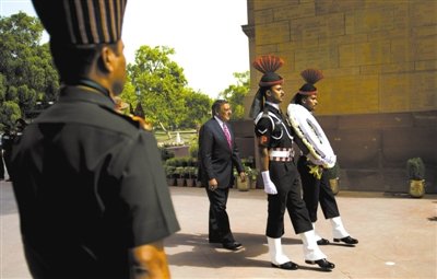 　　6日，帕內(nèi)塔在新德里。他在印度訪(fǎng)問(wèn)時(shí)稱(chēng)，美國(guó)愿意為印度提供最先進(jìn)的武器